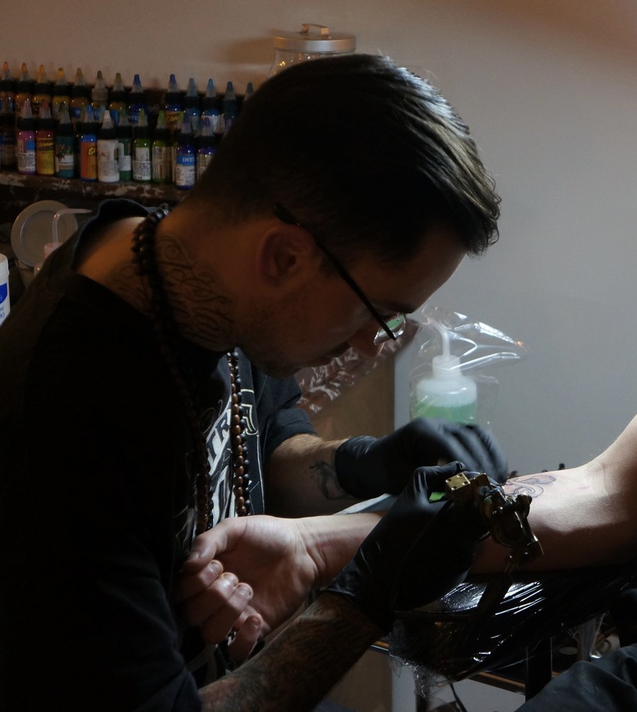 Morgan, tatoueur chez Skull & Bones &agrave; Caen