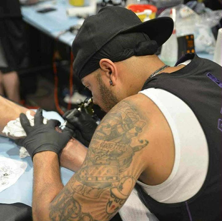 CBJ, tatoueur chez Skull & Bones &agrave; Caen