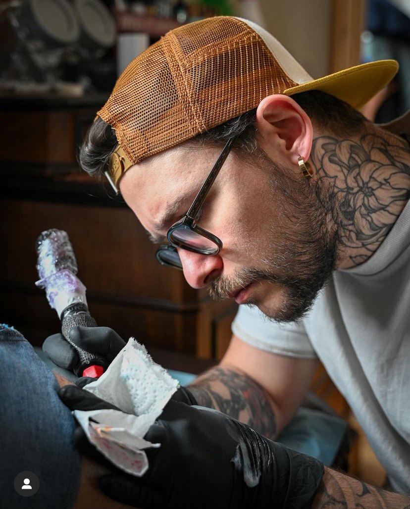 Damien, tatoueur chez Skull & Bones &agrave; Caen