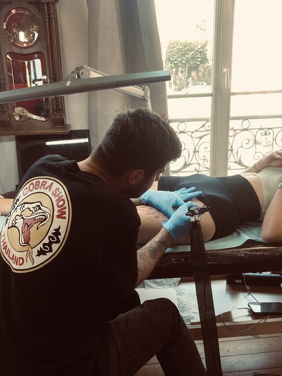 Greg, tatoueur chez Skull & Bones &agrave; Caen