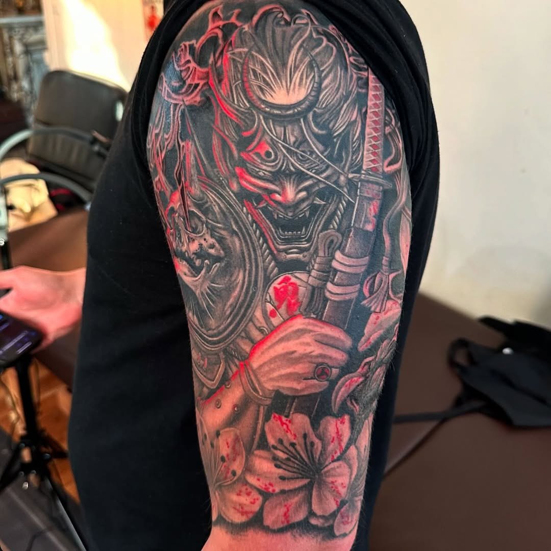 « Dark Samurai », masque Hannya et sakura — premier volet d'une manche — tatouage par CBJ