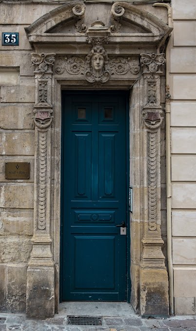 L'entr&eacute;e du cabinet Skull & Bones, 35 Place Saint-Sauveur &agrave; Caen